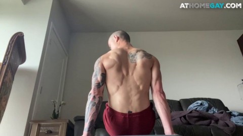 Ripped tattooed jock jizzing in solo indoors action