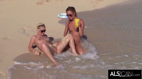 Six Horny Lesbians Go At It On A Public Beach