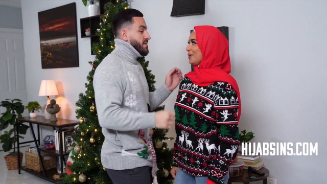 She Wears Hijab Even While Having Christmasy Sex porn