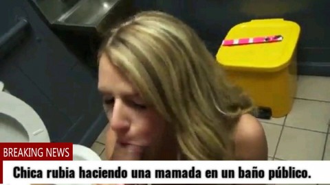 Chica rubia haciendo una mamada en un baño público